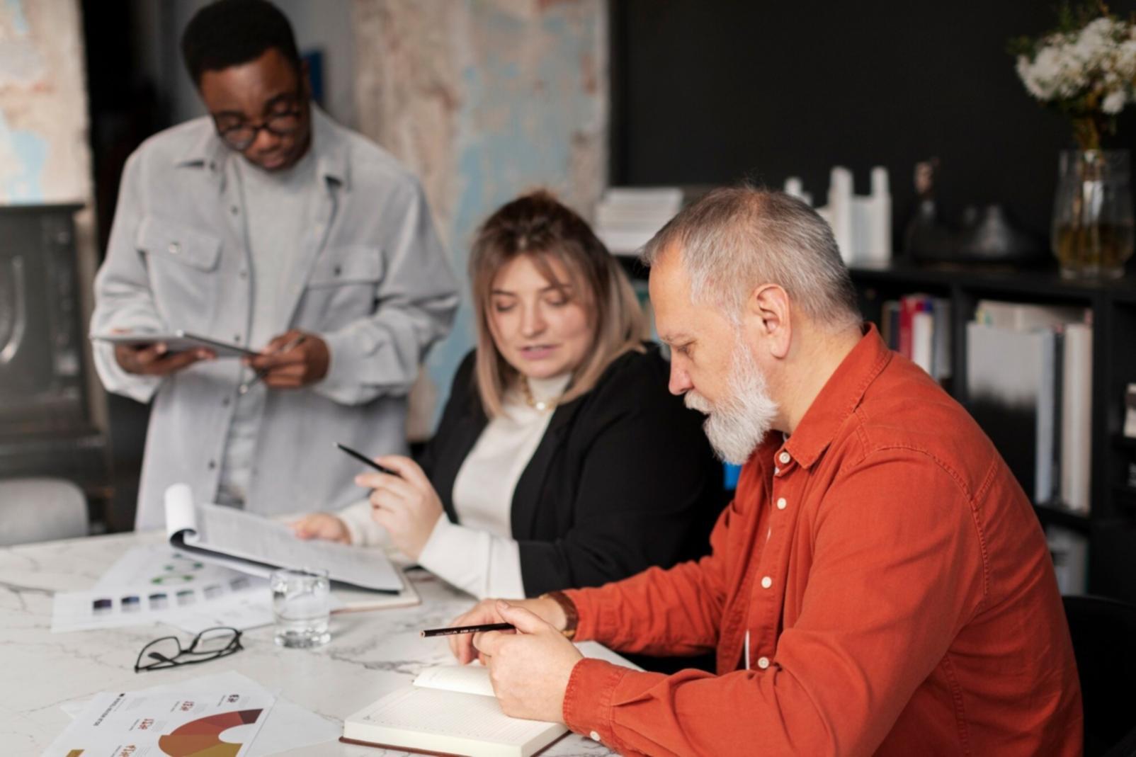 Arbeitsplatz mit Finanzunterlagen und Taschenrechner